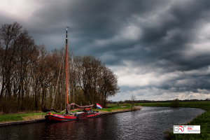 Schip aan het Hoofddiep tijdens zwaar weer