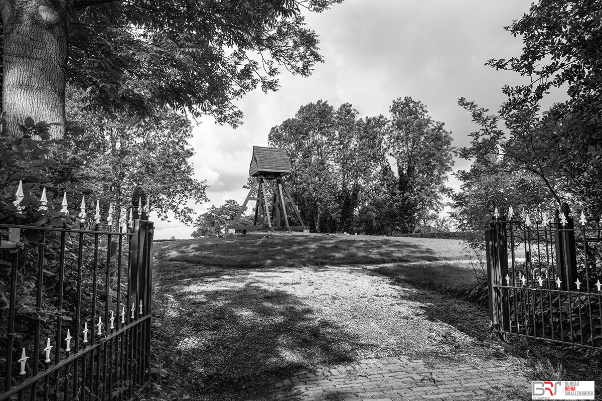 Klokkenstoel Oldekerk met hek in zwart-wit