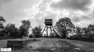 Klokkenstoel Oldekerk op terp in zwart-wit