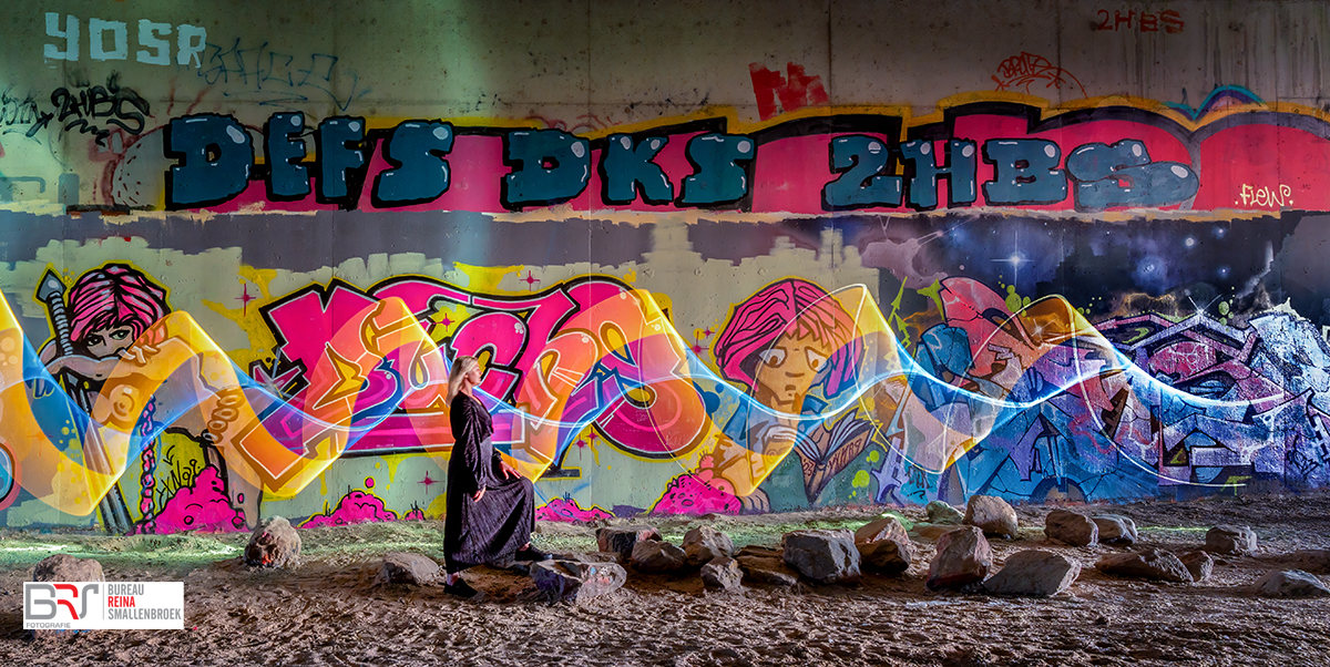 Lightpainting onder viaduct met graffiti > model Marga Gaikema - 3