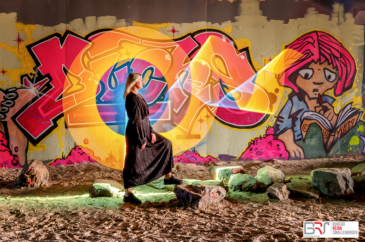 Lightpainting onder viaduct met graffiti > model Marga Gaikema - 5