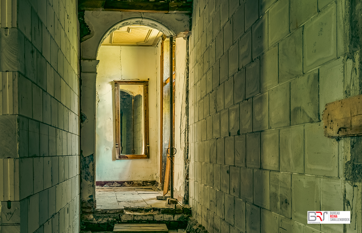 Spiegel aan de wand in Urbex huis