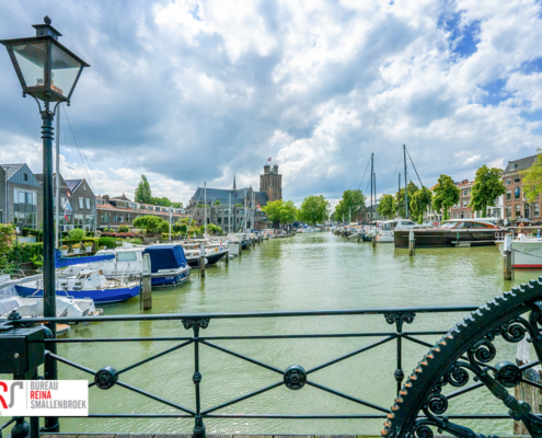 Grote Kerk of Onze-Lieve-Vrouwekerk vanaf de lange ijzeren brug