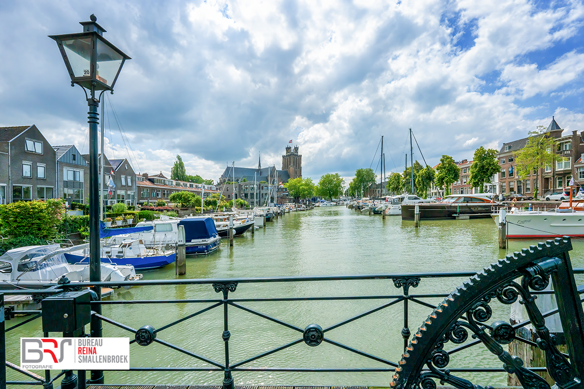 Grote Kerk of Onze-Lieve-Vrouwekerk vanaf de lange ijzeren brug