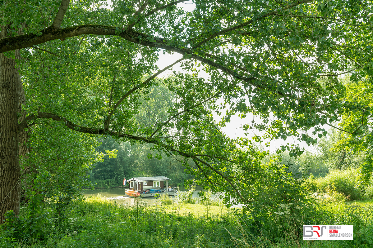 Blokboot op de Linge omrand met bomen