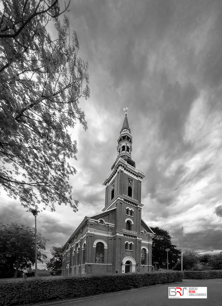 Farmsumerkerk in zwart-wit