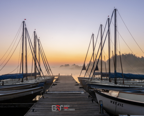 Boten Leekstermeer in de mist voor zonsopkomst