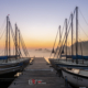 Boten Leekstermeer in de mist voor zonsopkomst