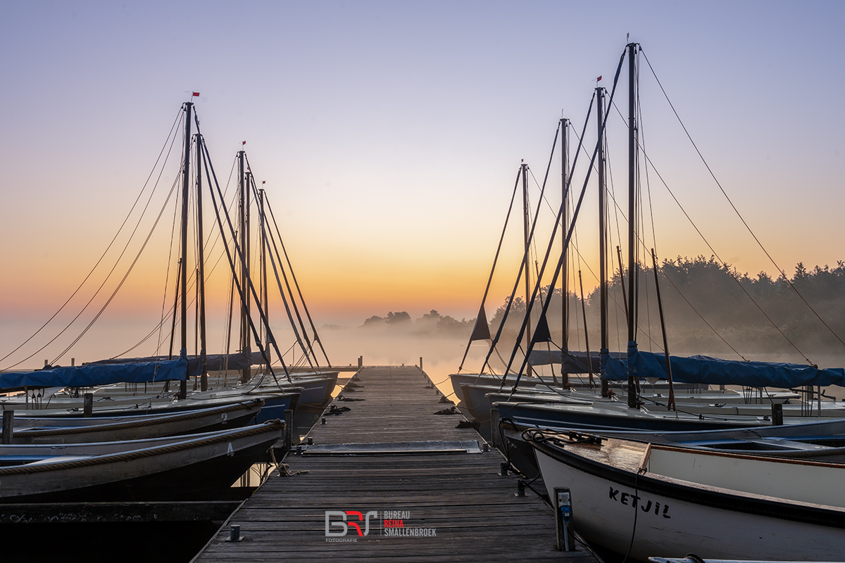 Boten Leekstermeer in de mist voor zonsopkomst