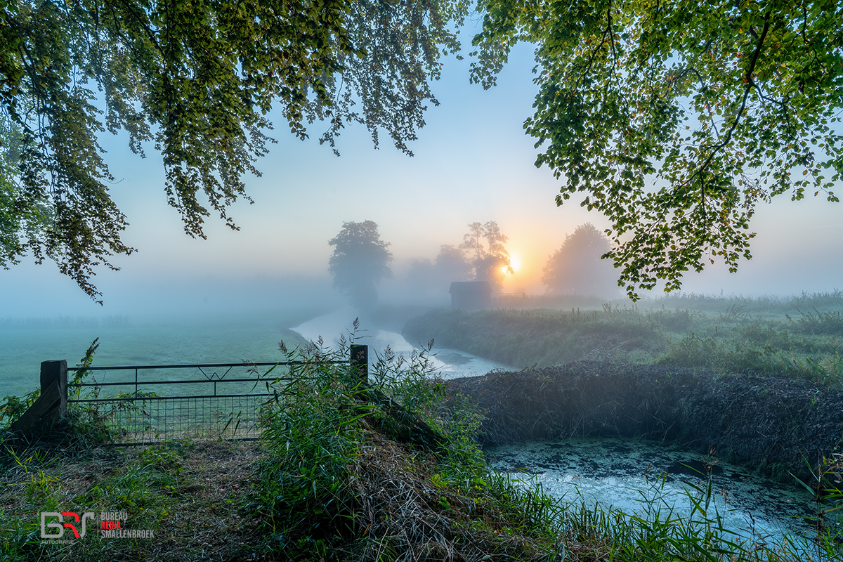 Zonsopkomst De Groeve Nienoorschepolder in de mist