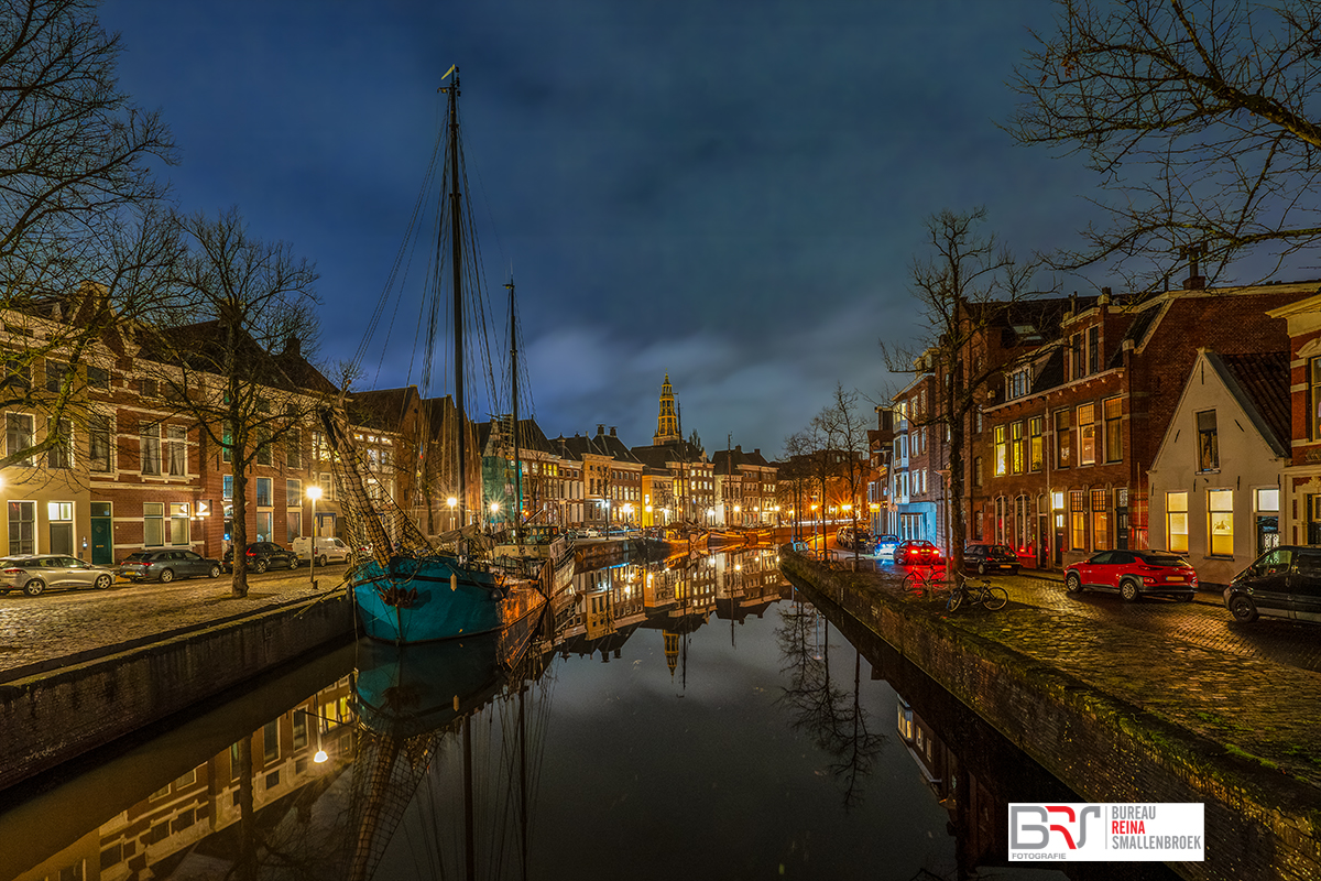 Hoge en Lager der AA vanaf de noodbrug bij avond