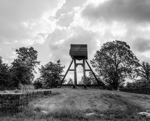 Klokkenstoel Oldekerk op terp in zw