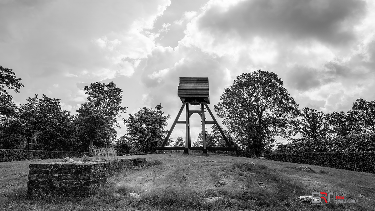 Klokkenstoel Oldekerk op terp in zw