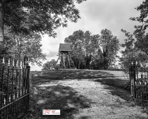 Klokkenstoel_Niekerk_met_hek