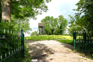 Klokkenstoel_Niekerk_met_hek in kleur