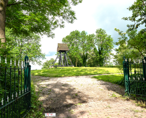 Klokkenstoel_Niekerk_met_hek in kleur