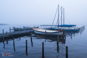 Leekstermeer in de mist met zeilboten