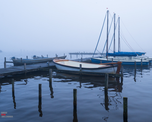 Leekstermeer in de mist met zeilboten