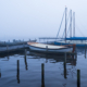 Leekstermeer in de mist met zeilboten