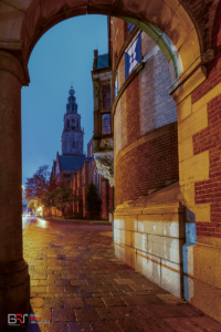 doorkijkje onder pilaren St. Jansstraat naar Martinikerk