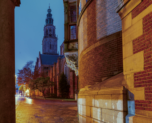 doorkijkje onder pilaren St. Jansstraat naar Martinikerk