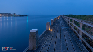 De Kaap Urk bij avond in kleur