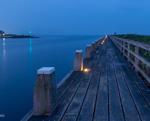 De Kaap Urk bij avond in kleur