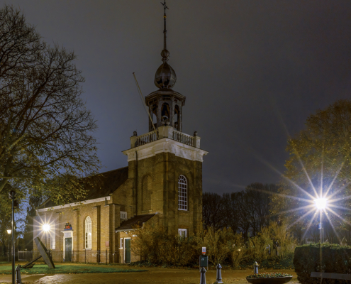 Kerkje aan de zee Urk bij nacht