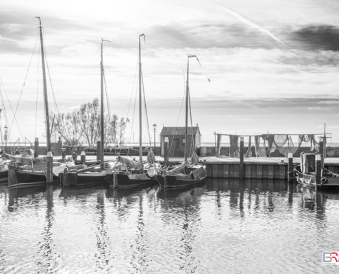 Westhaven Urk met visnetten in zwart-wit