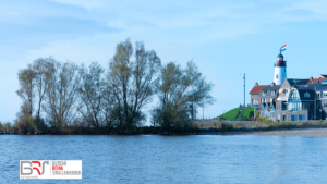 Urk Vuurtoren vanaf het strand