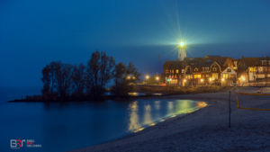 Urker Vuurtoren bij avond vanaf het strand