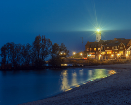 Urker Vuurtoren bij avond vanaf het strand