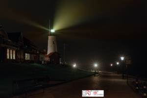 Vuurtoren van Urk vanaf de Staverskade bij nacht