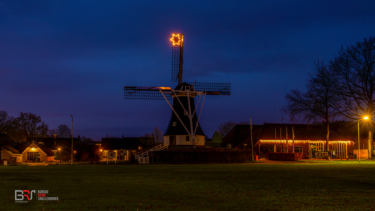 molen Rolde in Kerstfeer bij avond