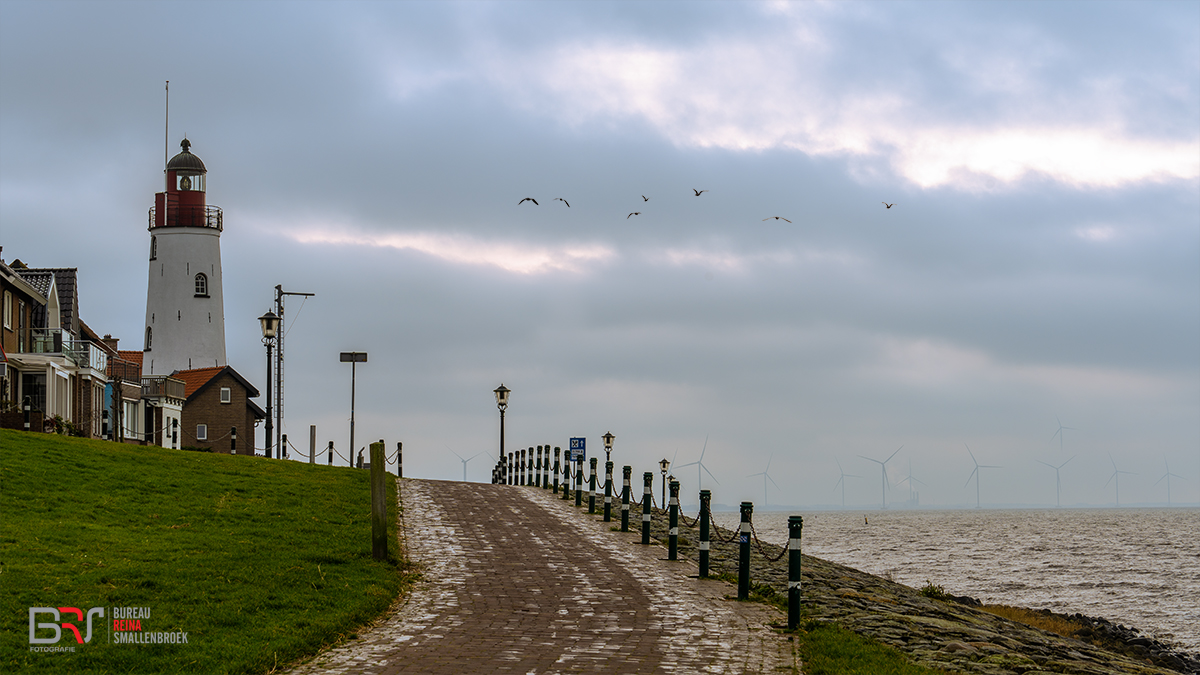 vuurtoren urk overdag aan de Staversekade