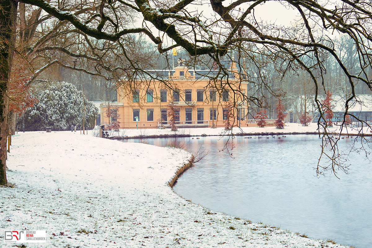 Kasteel nienoord in de sneeuw